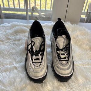 Nike Men's Athletic Shoes - Black and Silver